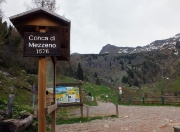 Salita al Monte Campo con distese di crocus e al Laghetto di Pietra Quadra ancora con tanta neve il 9 maggio 2013 - FOTOGALLERY